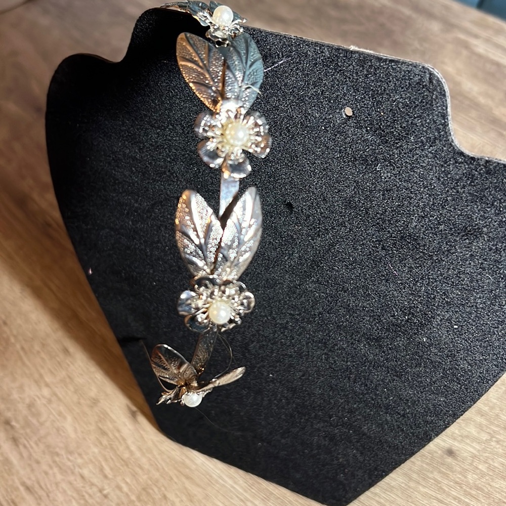 Beautifully detailed leaf and flowers headband.